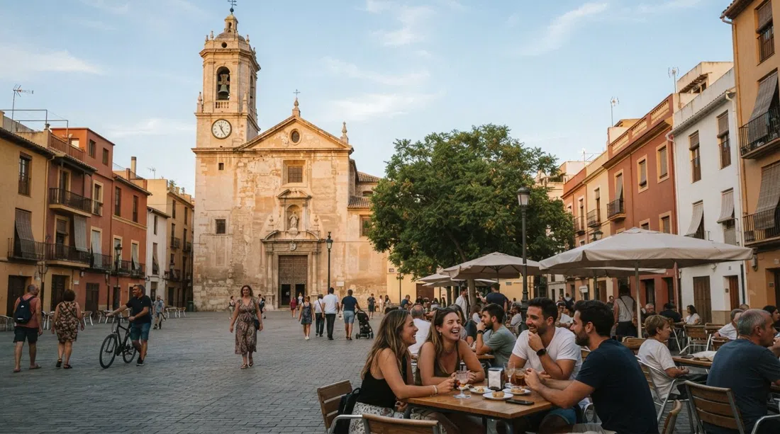Plaça de Benimaclet con la iglesia parroquial de la Asunción de Nuestra Señora en el núcleo histórico, luz de la tarde en la plaza y casas bajas de pueblo alrededor